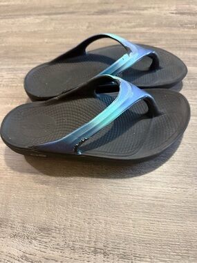 OOFOS OOlala Luxe Recovery Flip Sandals in Black Iridescent